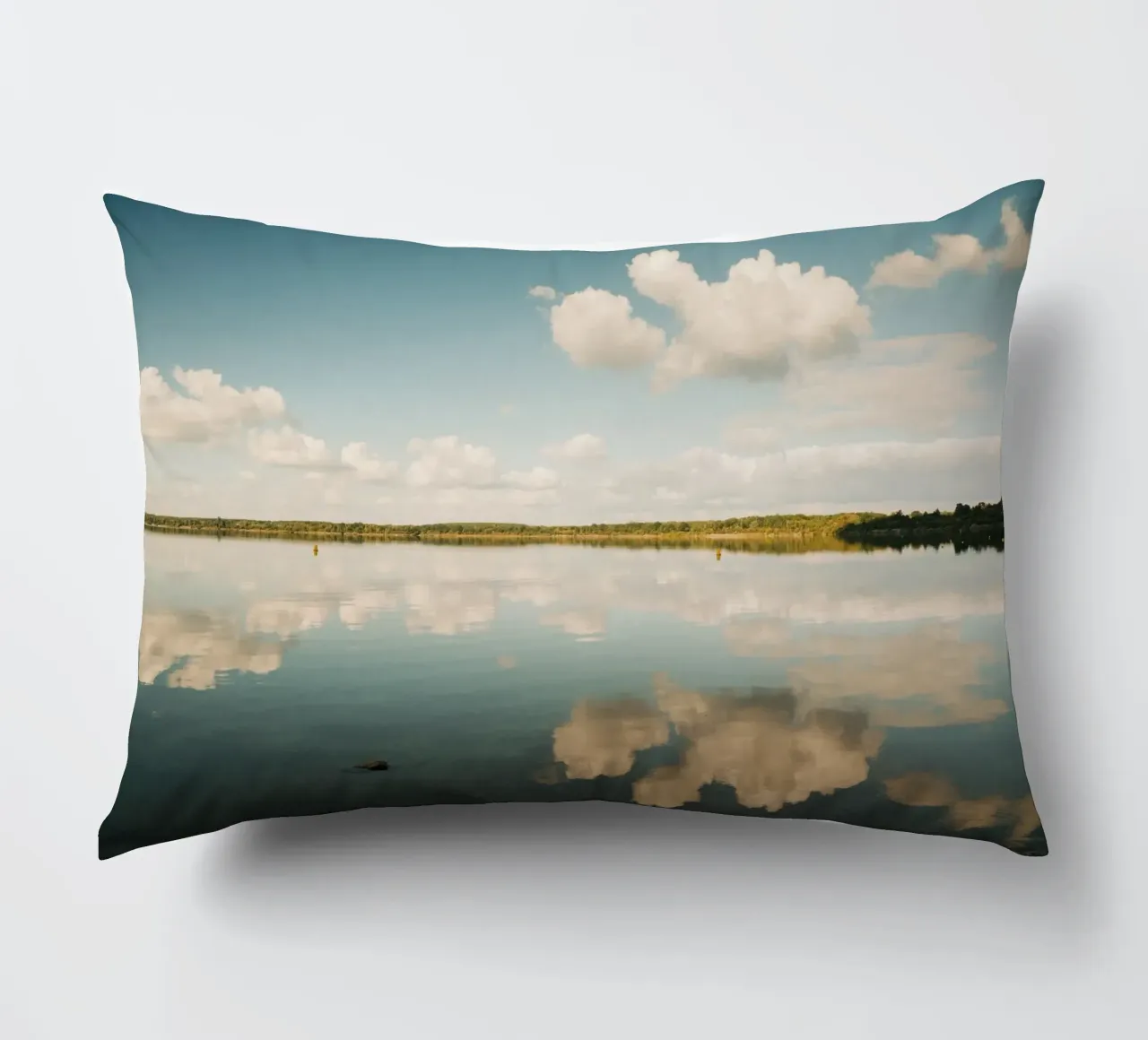 Specchio di nuvola | Riflesso di nuvola sulla superficie dell'acqua in un lago cuscino da Bold and Retro