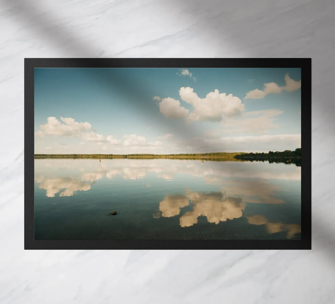 Specchio di nuvola | Riflesso di nuvola sulla superficie dell'acqua in un lago zerbino da Bold and Retro