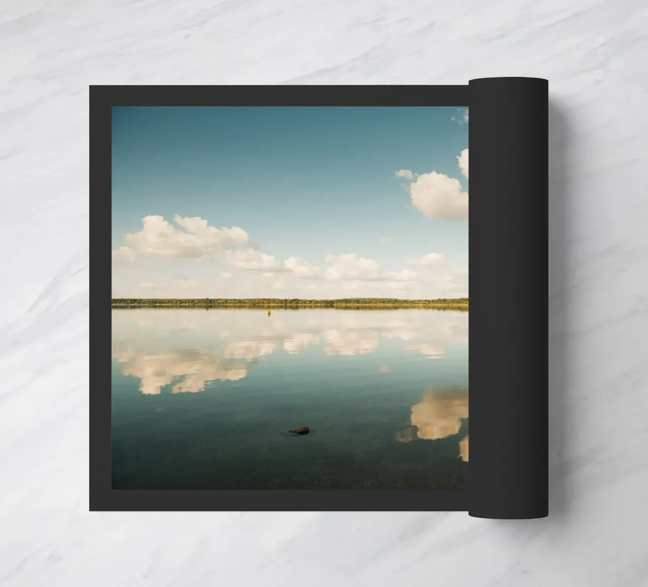 Specchio di nuvola | Riflesso di nuvola sulla superficie dell'acqua in un lago zerbino da Bold and Retro