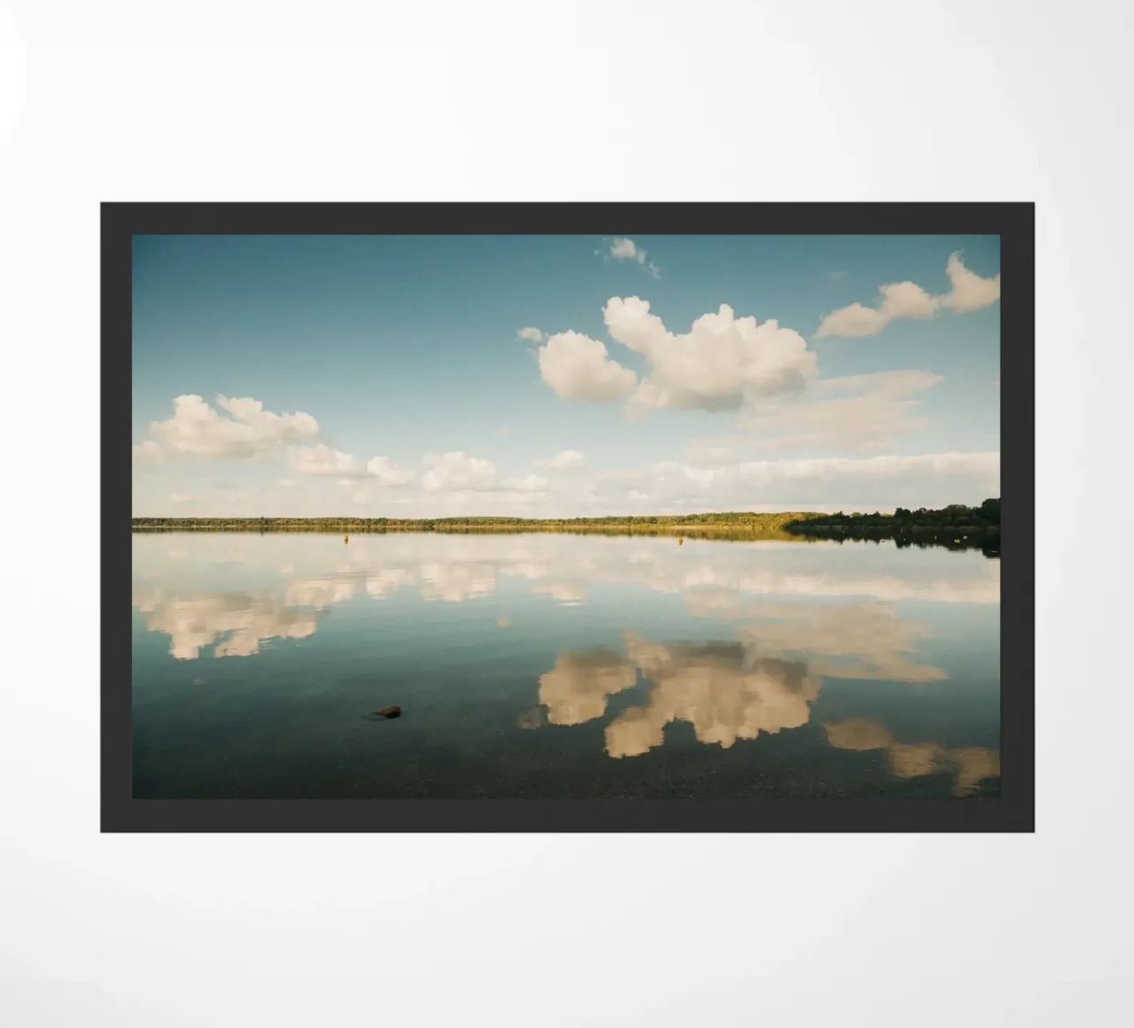 Specchio di nuvola | Riflesso di nuvola sulla superficie dell'acqua in un lago zerbino da Bold and Retro