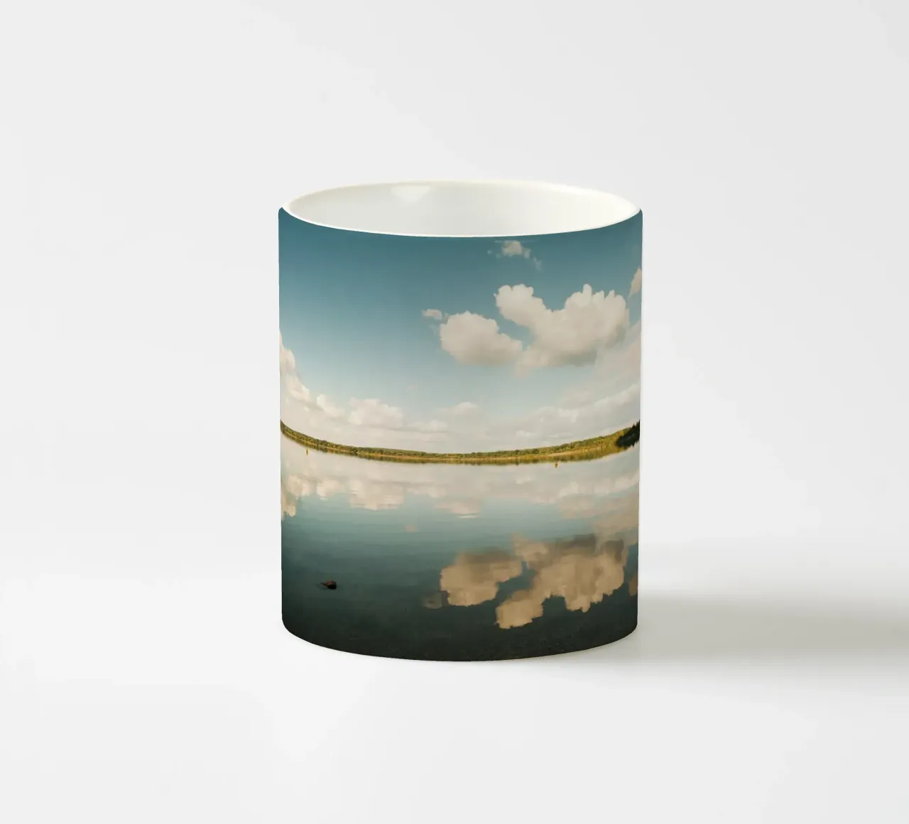 Specchio di nuvola | Riflesso di nuvola sulla superficie dell'acqua in un lago tazza in ceramica da Bold and Retro