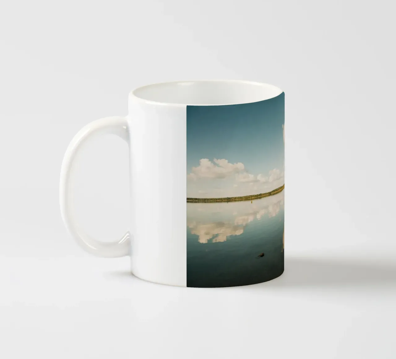 Specchio di nuvola | Riflesso di nuvola sulla superficie dell'acqua in un lago tazza in ceramica da Bold and Retro