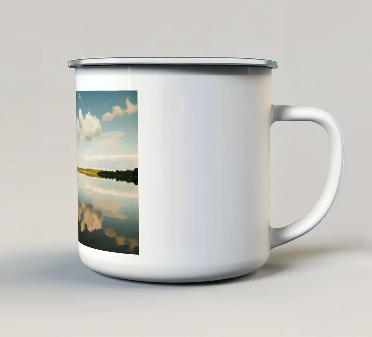 Cloud Mirror | Reflet des nuages à la surface de l'eau dans un lac mug en émail de Bold and Retro