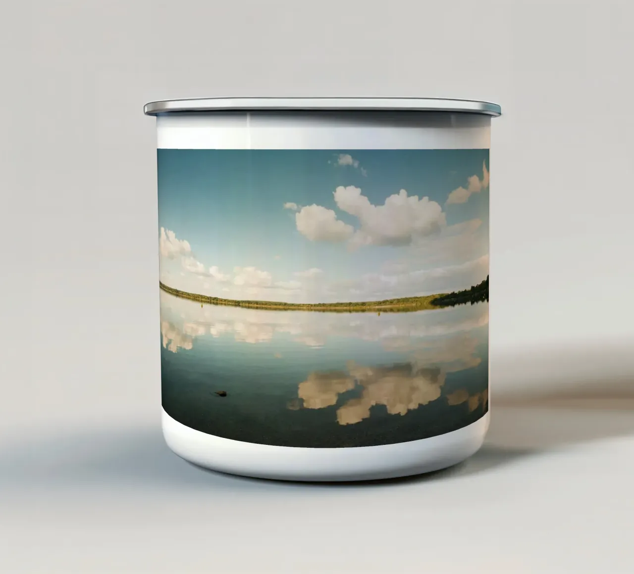Cloud Mirror | Reflet des nuages à la surface de l'eau dans un lac mug en émail de Bold and Retro