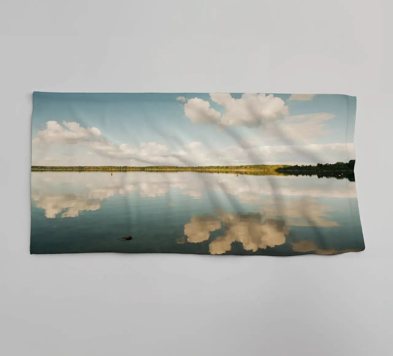 Specchio di nuvola | Riflesso di nuvola sulla superficie dell'acqua in un lago asciugamano da bagno da Bold and Retro