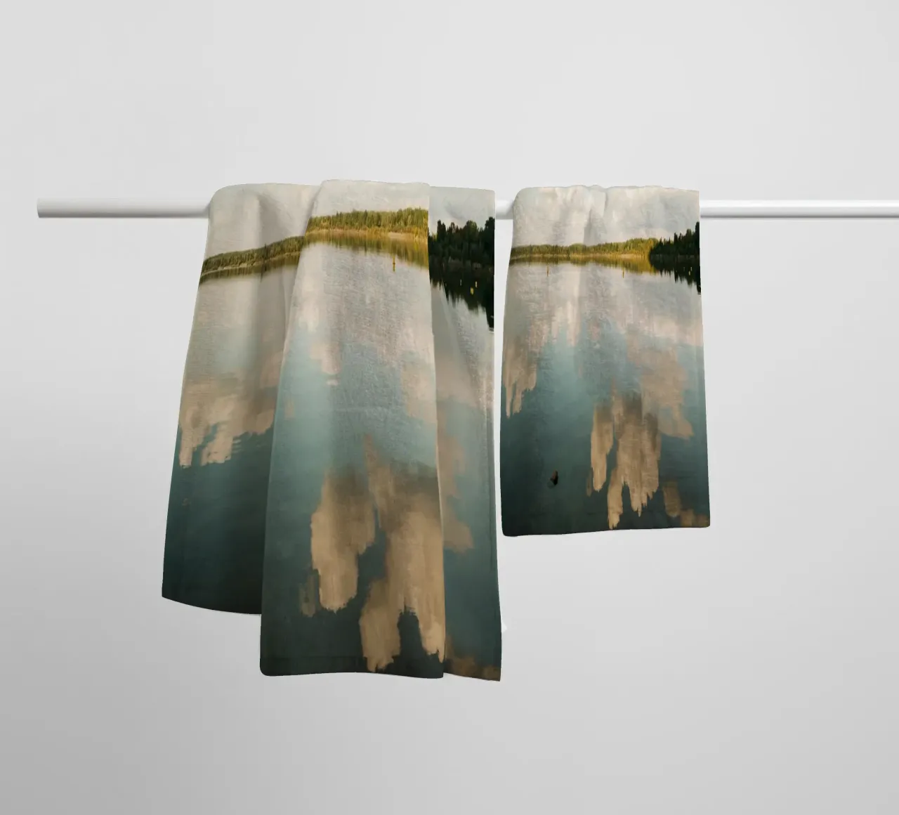 Specchio di nuvola | Riflesso di nuvola sulla superficie dell'acqua in un lago asciugamano da bagno da Bold and Retro