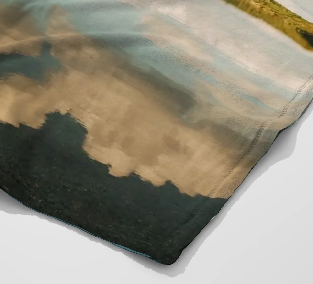 Specchio di nuvola | Riflesso di nuvola sulla superficie dell'acqua in un lago coperta in pile da Bold and Retro