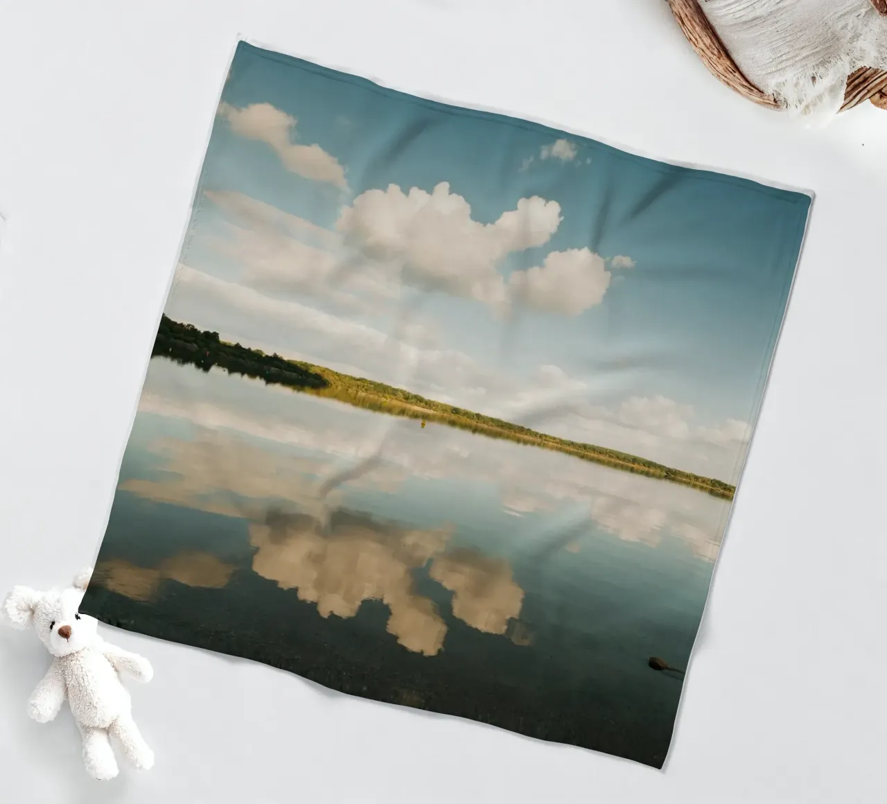 Specchio di nuvola | Riflesso di nuvola sulla superficie dell'acqua in un lago coperta in pile da Bold and Retro