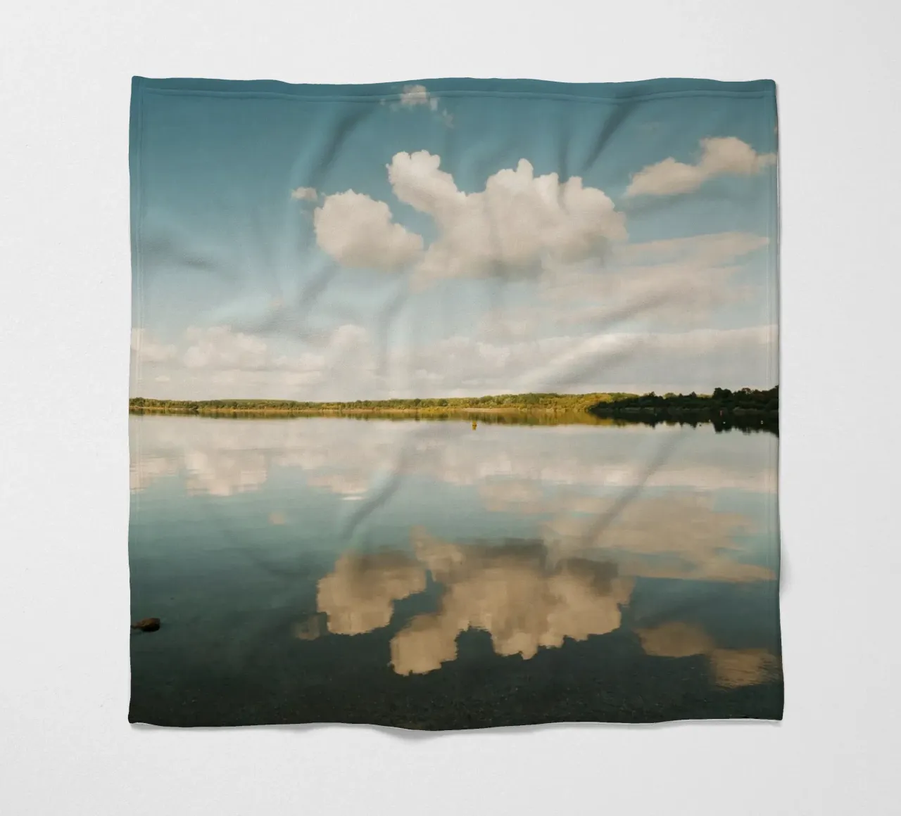 Specchio di nuvola | Riflesso di nuvola sulla superficie dell'acqua in un lago coperta in pile da Bold and Retro