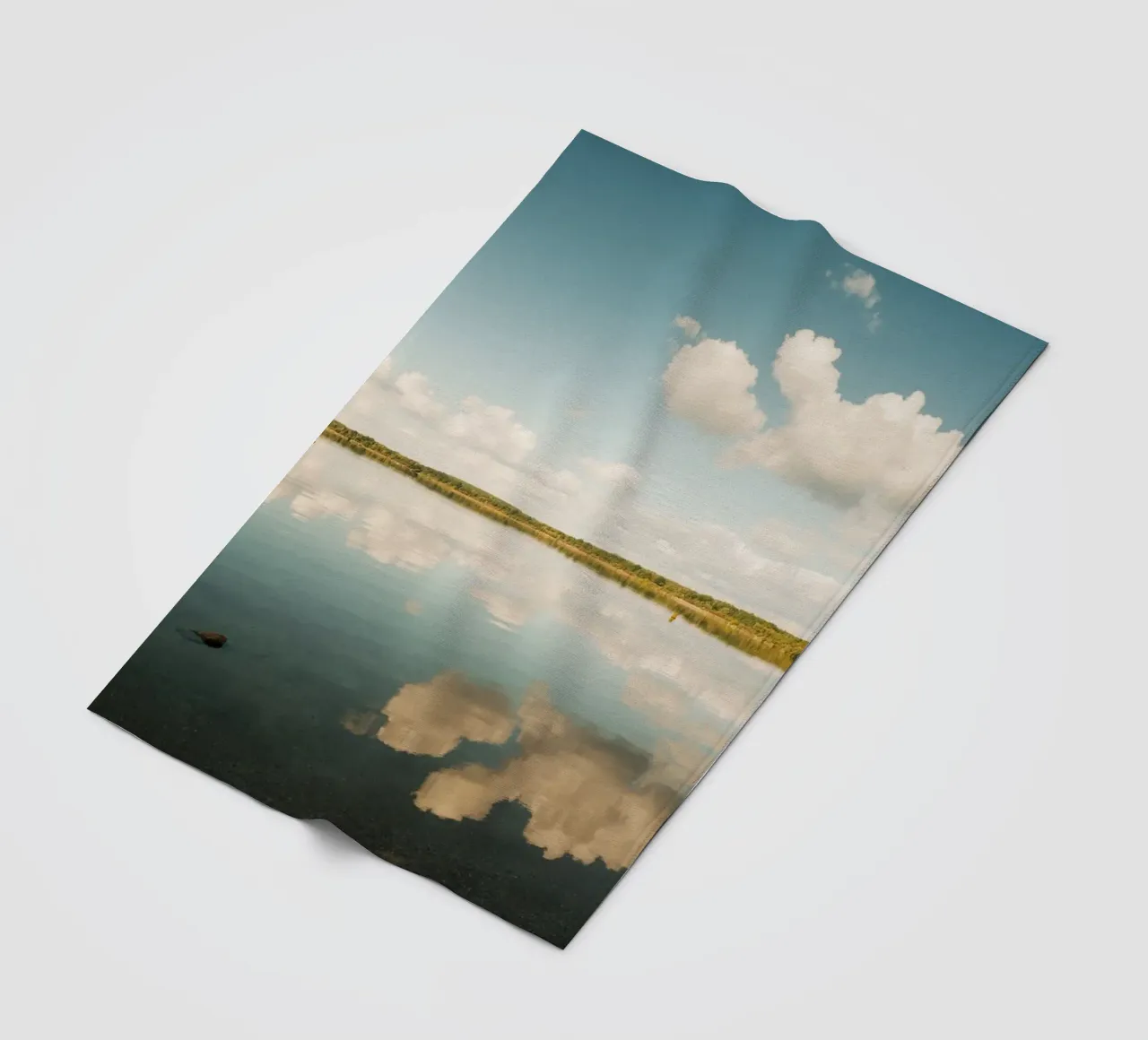 Specchio di nuvola | Riflesso di nuvola sulla superficie dell'acqua in un lago coperta in pile da Bold and Retro