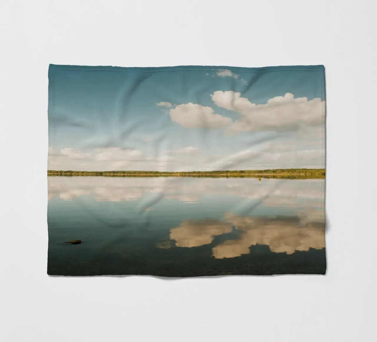 Specchio di nuvola | Riflesso di nuvola sulla superficie dell'acqua in un lago coperta in pile da Bold and Retro