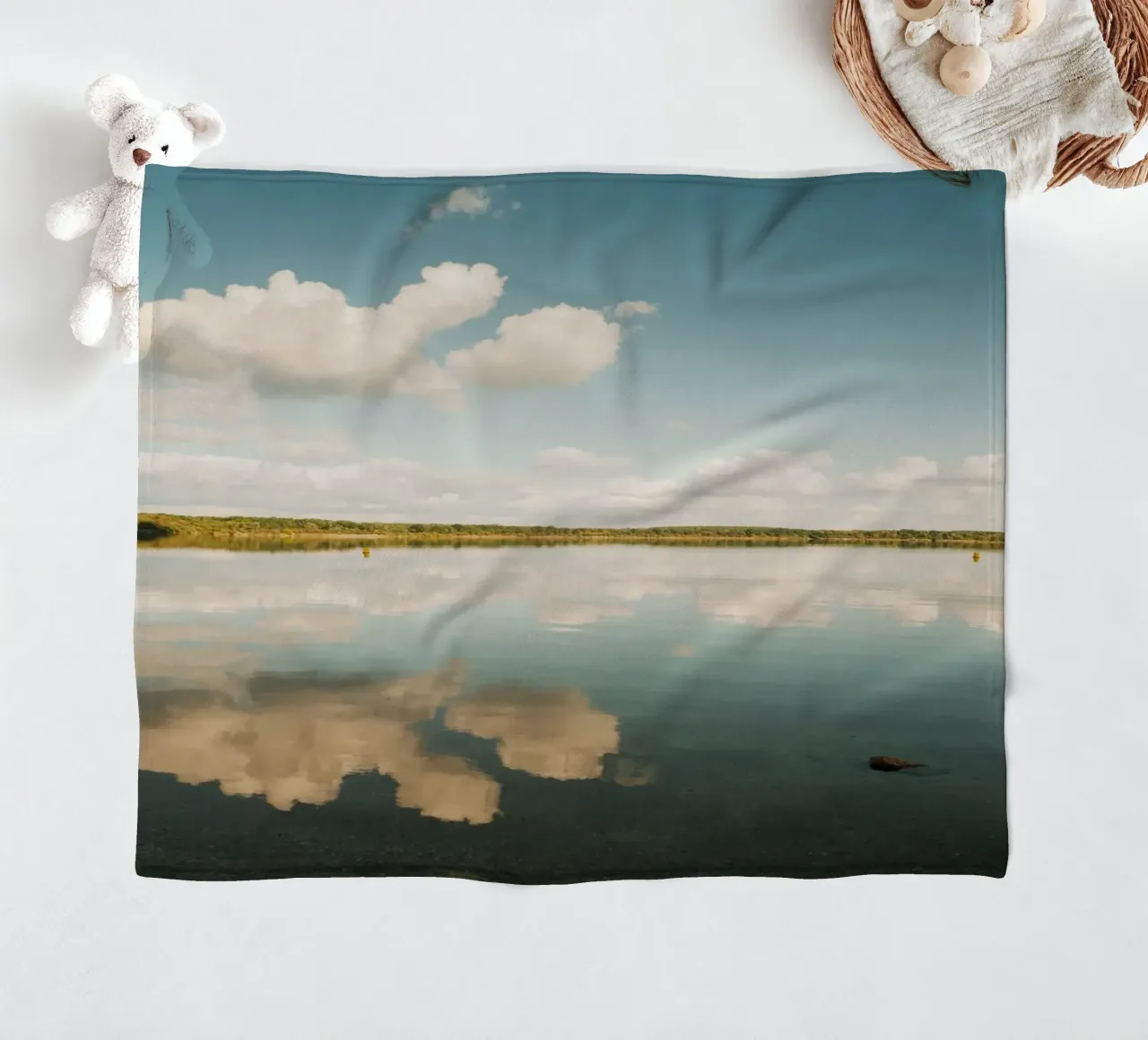 Specchio di nuvola | Riflesso di nuvola sulla superficie dell'acqua in un lago coperta in pile da Bold and Retro