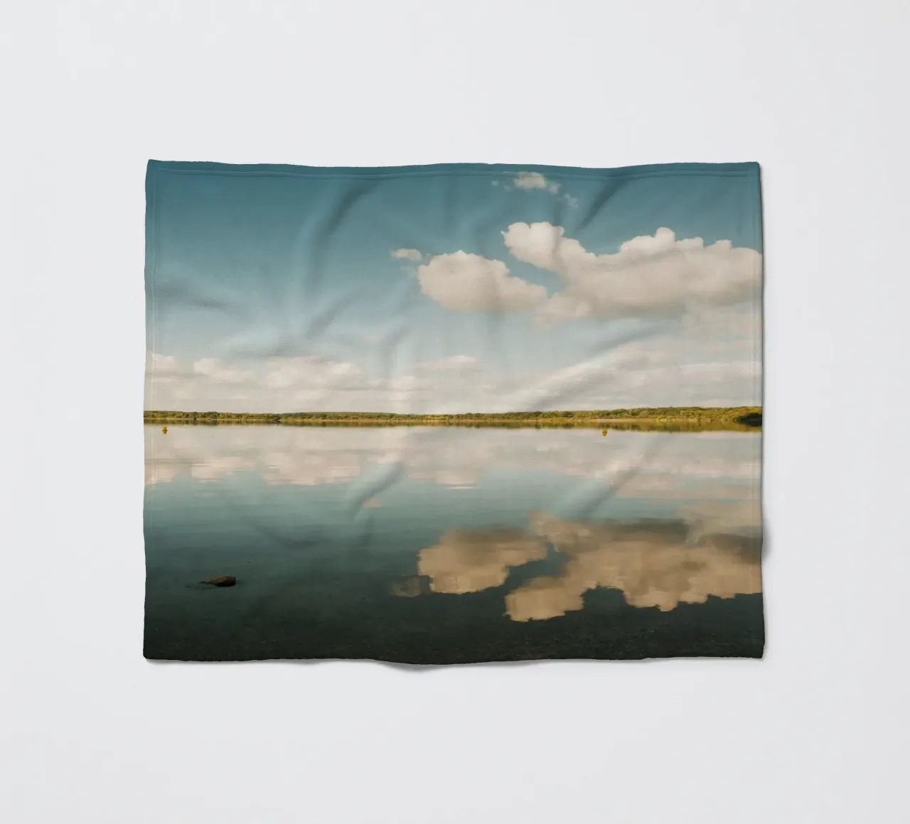 Specchio di nuvola | Riflesso di nuvola sulla superficie dell'acqua in un lago coperta in pile da Bold and Retro
