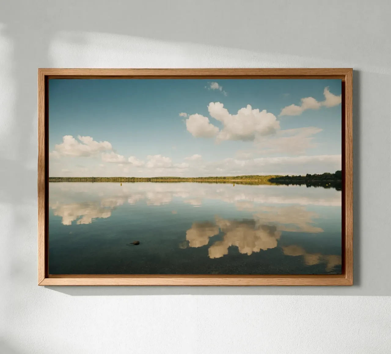 Specchio di nuvola | Riflesso di nuvola sulla superficie dell'acqua in un lago alluminio dibond da Bold and Retro