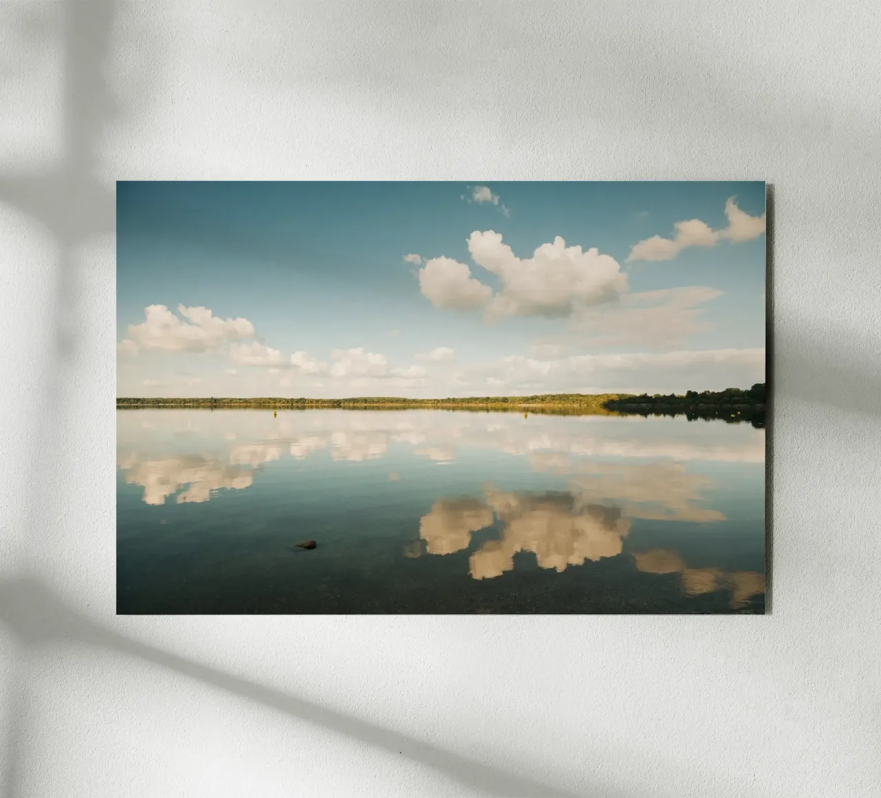 Specchio di nuvola | Riflesso di nuvola sulla superficie dell'acqua in un lago alluminio dibond da Bold and Retro