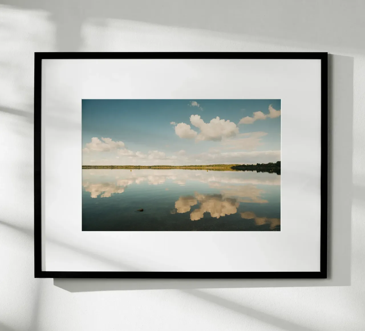 Specchio di nuvola | Riflesso di nuvola sulla superficie dell'acqua in un lago carta hahnemühle da Bold and Retro