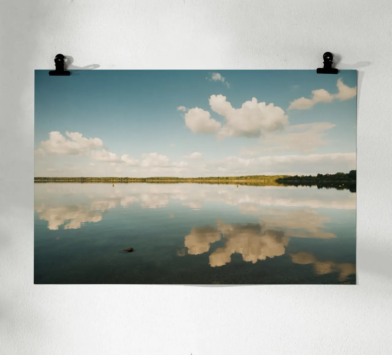 Specchio di nuvola | Riflesso di nuvola sulla superficie dell'acqua in un lago carta hahnemühle da Bold and Retro