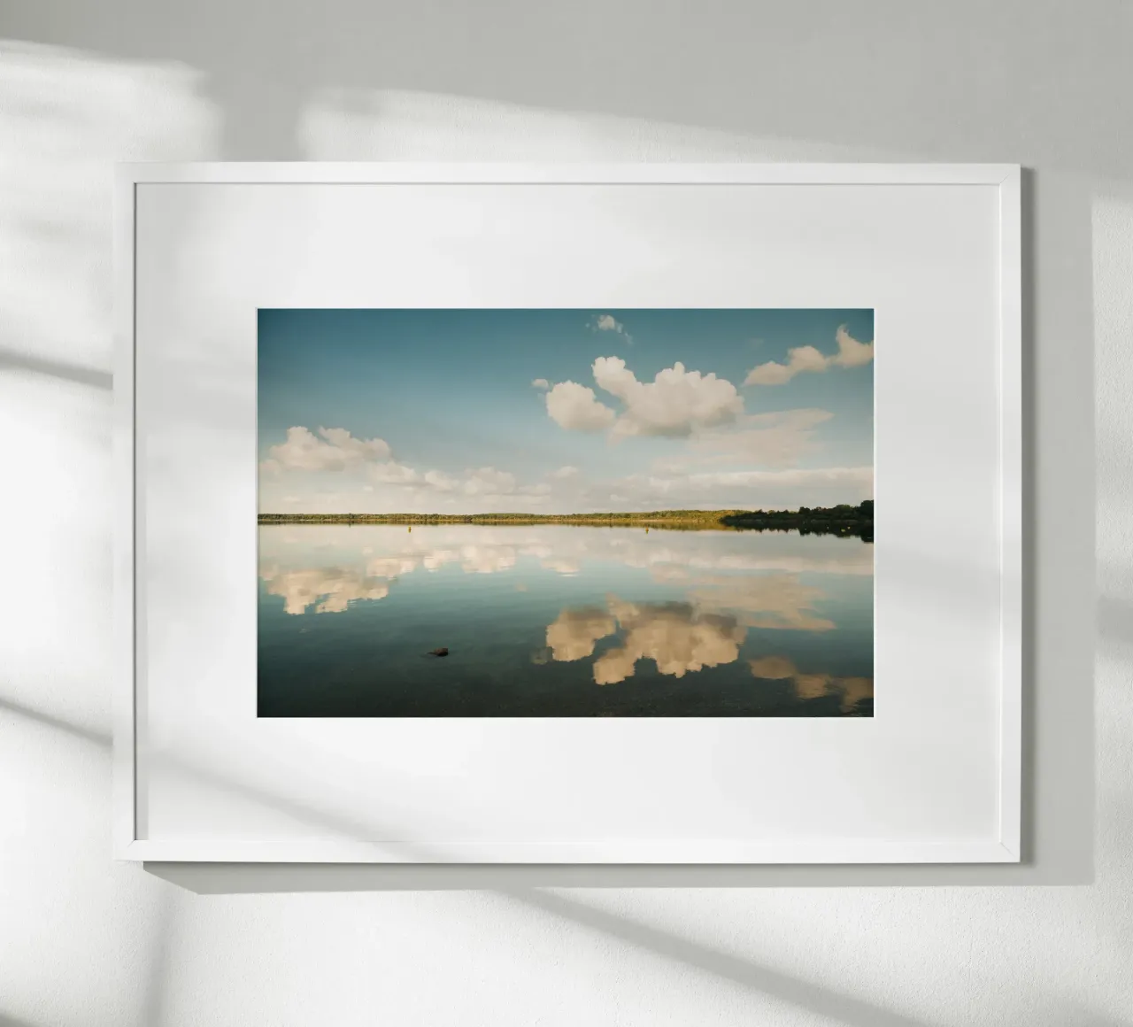 Specchio di nuvola | Riflesso di nuvola sulla superficie dell'acqua in un lago carta hahnemühle da Bold and Retro