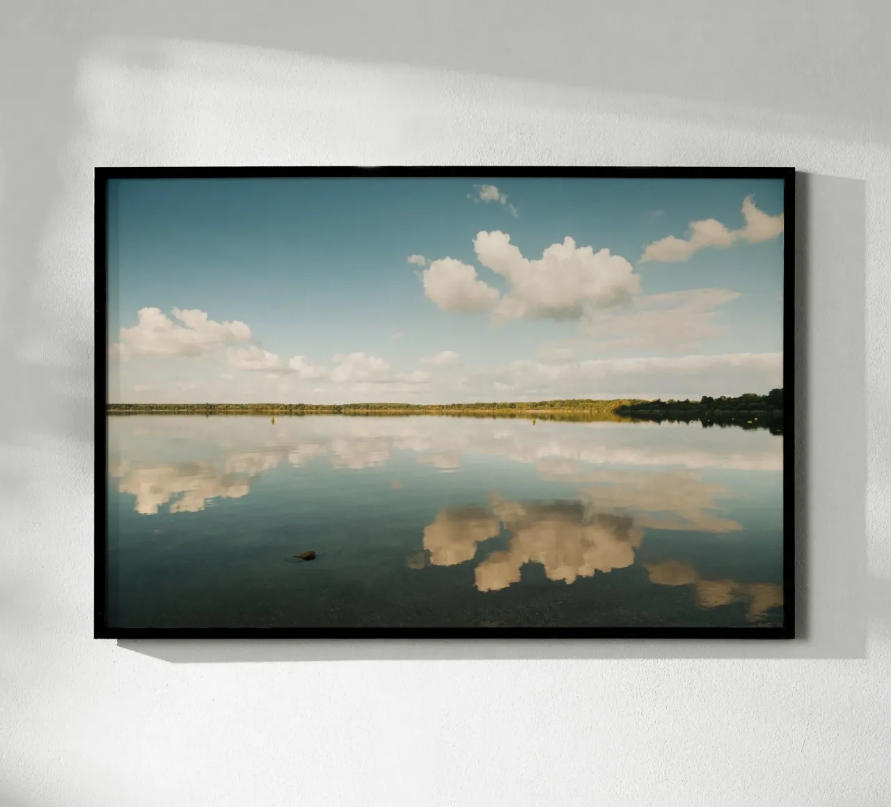 Specchio di nuvola | Riflesso di nuvola sulla superficie dell'acqua in un lago carta hahnemühle da Bold and Retro