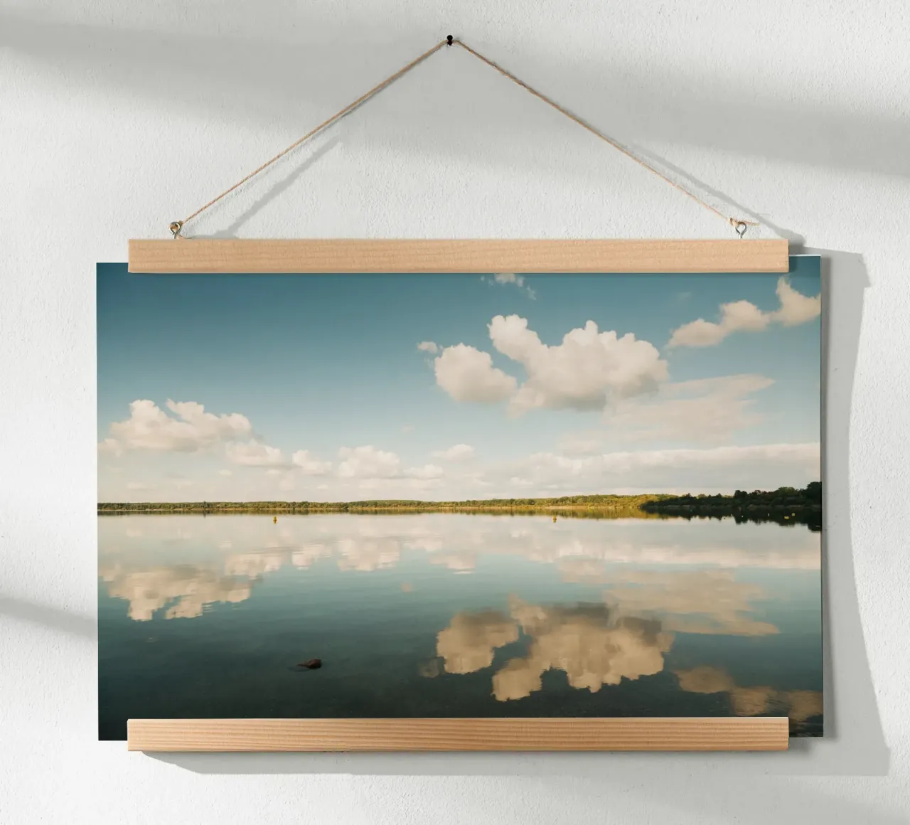 Specchio di nuvola | Riflesso di nuvola sulla superficie dell'acqua in un lago carta hahnemühle da Bold and Retro