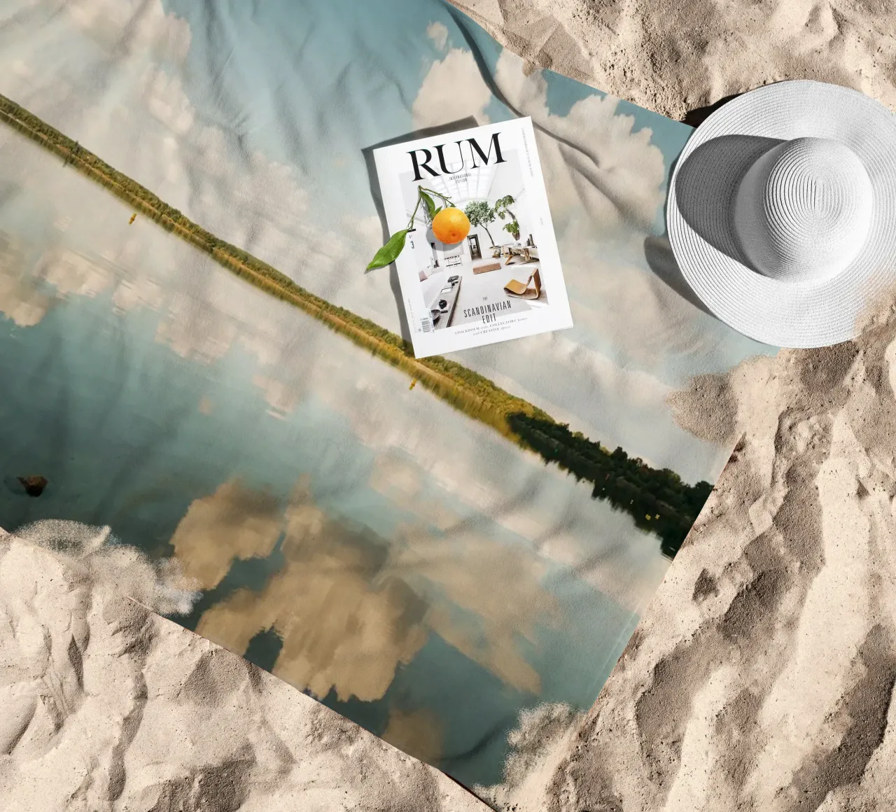 Specchio di nuvola | Riflesso di nuvola sulla superficie dell'acqua in un lago telo mare da Bold and Retro