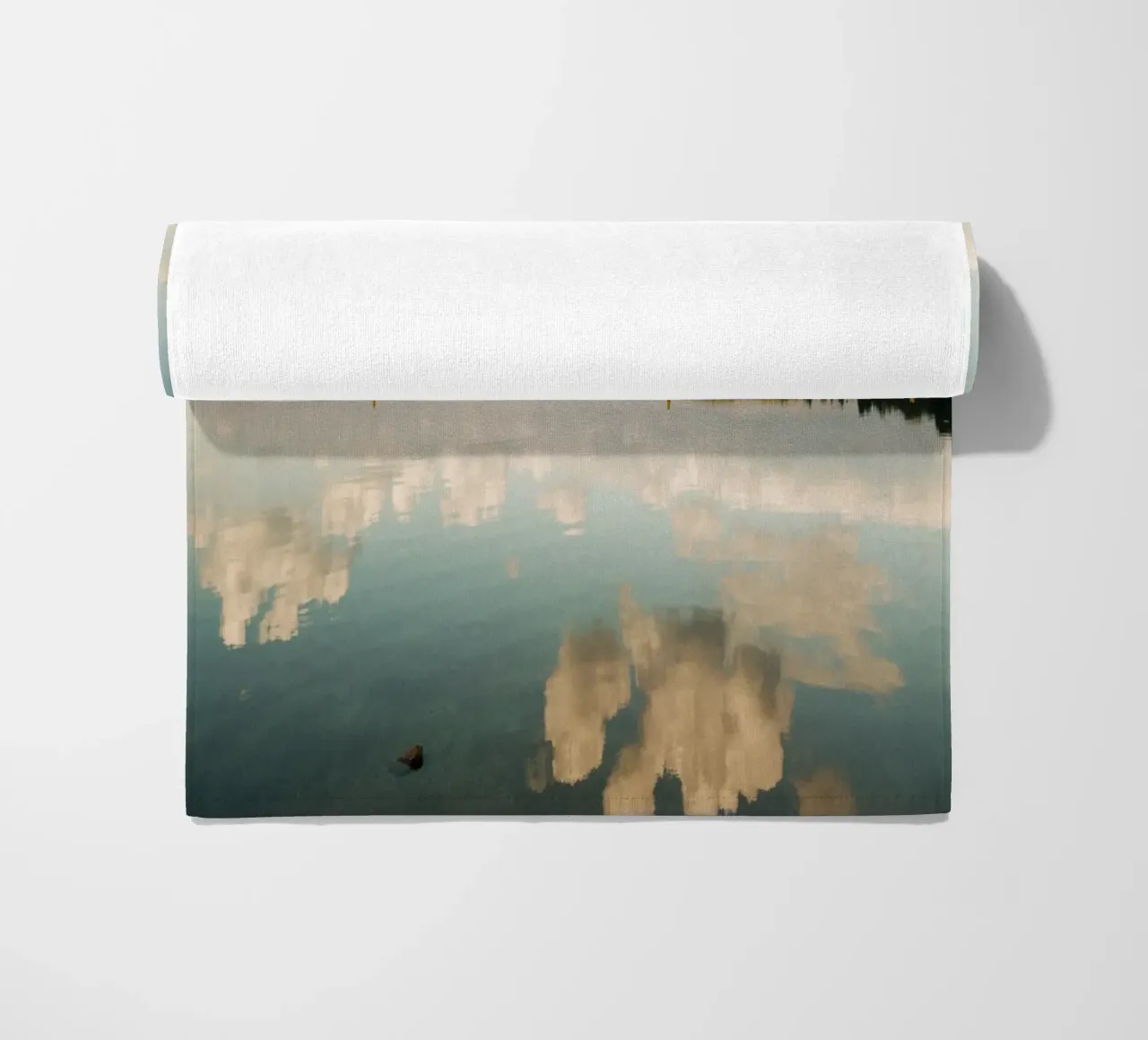 Specchio di nuvola | Riflesso di nuvola sulla superficie dell'acqua in un lago telo mare da Bold and Retro