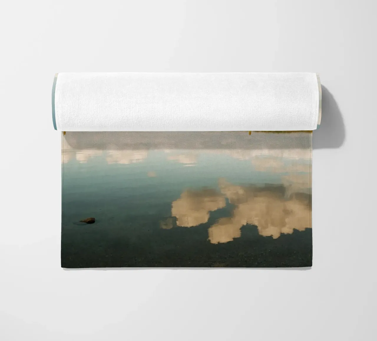 Specchio di nuvola | Riflesso di nuvola sulla superficie dell'acqua in un lago telo mare da Bold and Retro