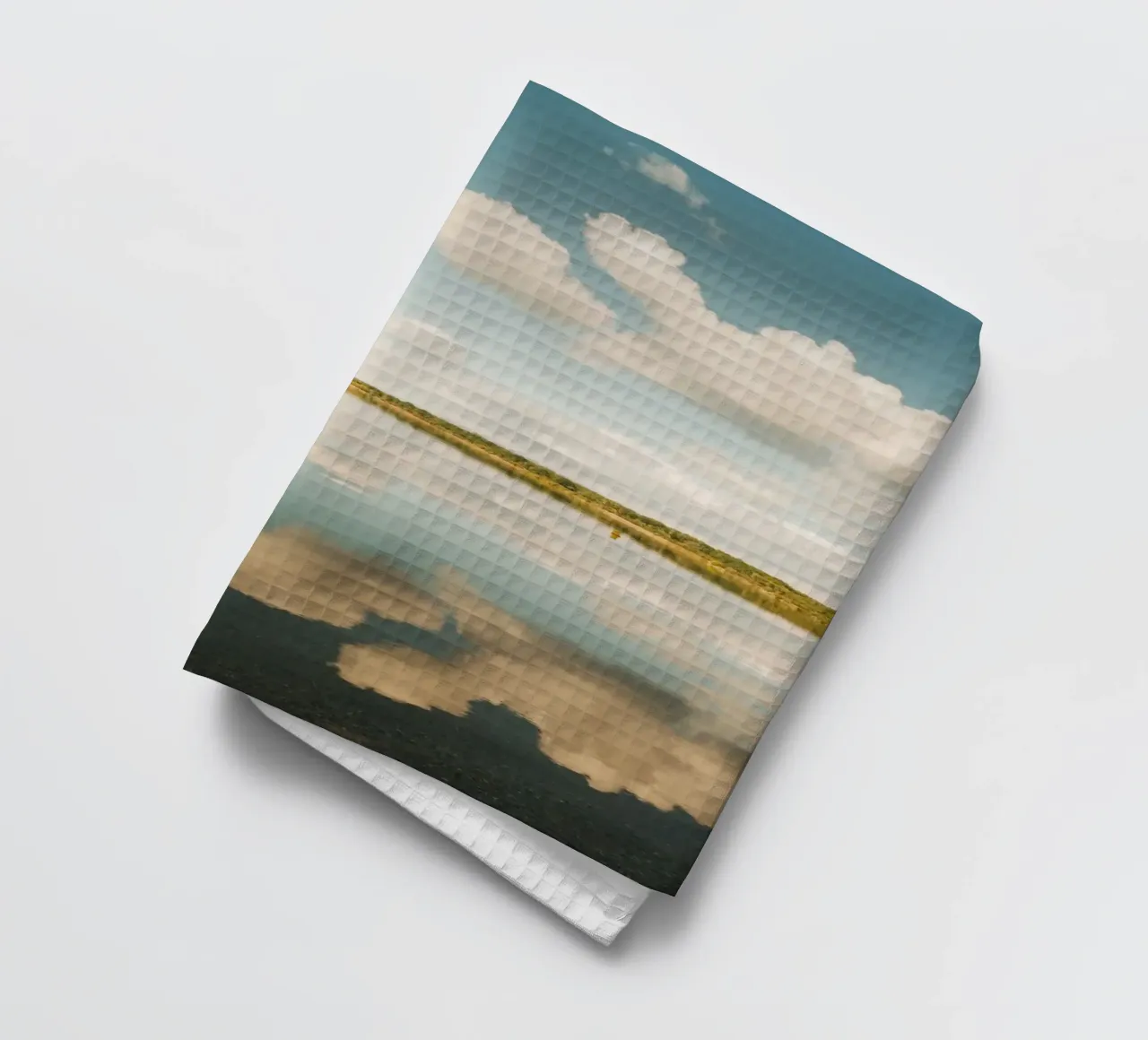 Specchio di nuvola | Riflesso di nuvola sulla superficie dell'acqua in un lago canovaccio da cucina da Bold and Retro