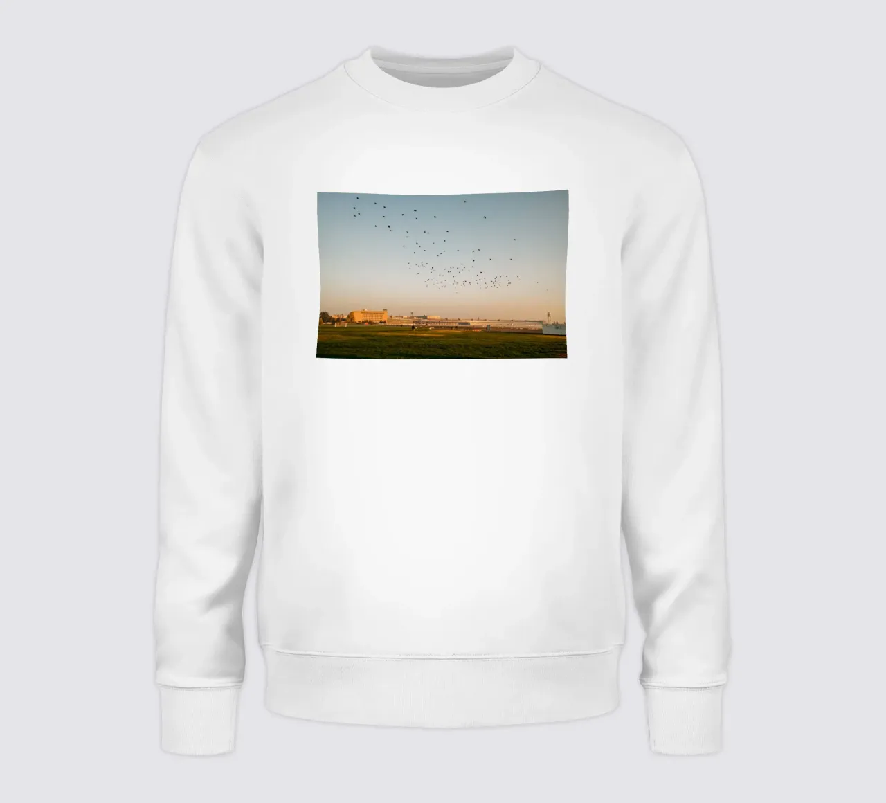 Ein Herbstmorgen in Berlin | Tempelhofer Feld Sweatshirt von Bold and Retro