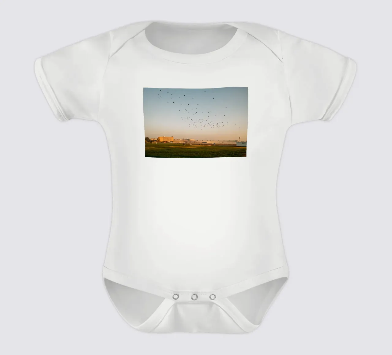 Ein Herbstmorgen in Berlin | Tempelhofer Feld Kurzarm Babybody von Bold and Retro