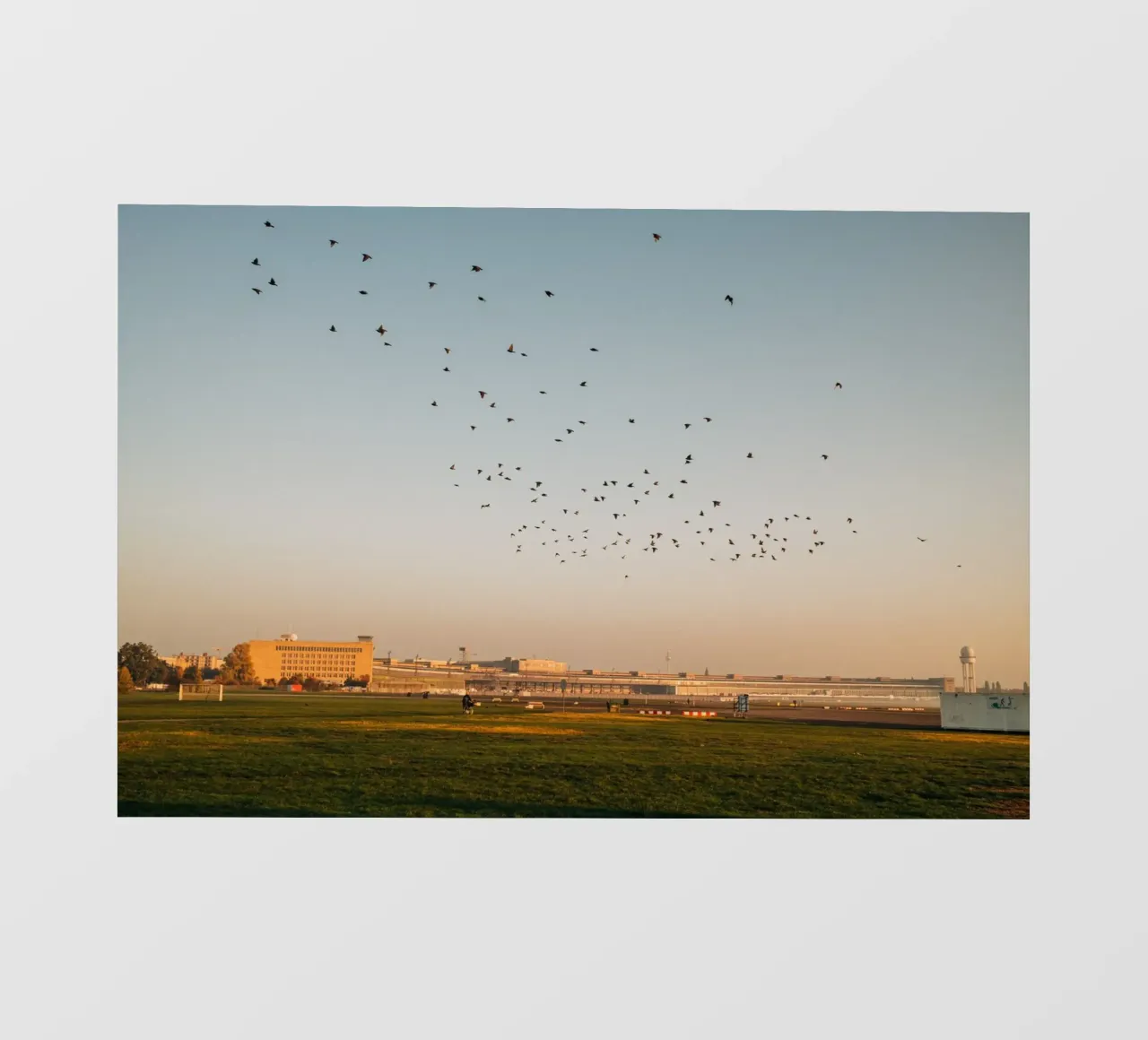 Una mattina d'autunno a Berlino | Tempelhofer Feld telo in pvc da Bold and Retro