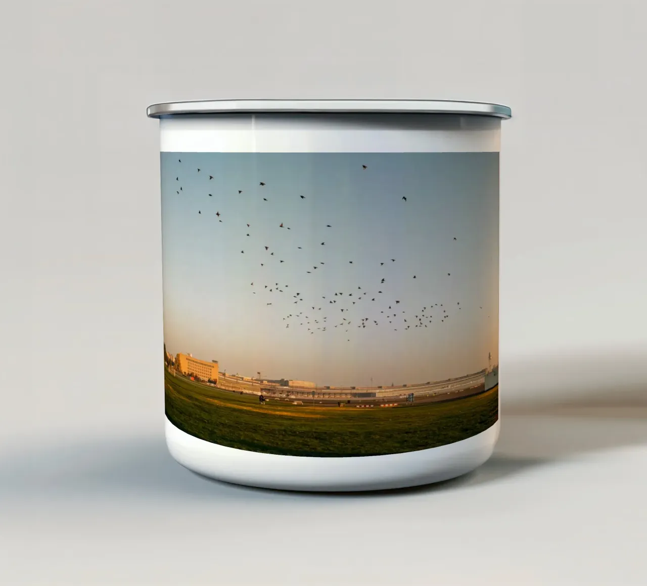 Una mattina d'autunno a Berlino | Tempelhofer Feld tazza in smalto da Bold and Retro