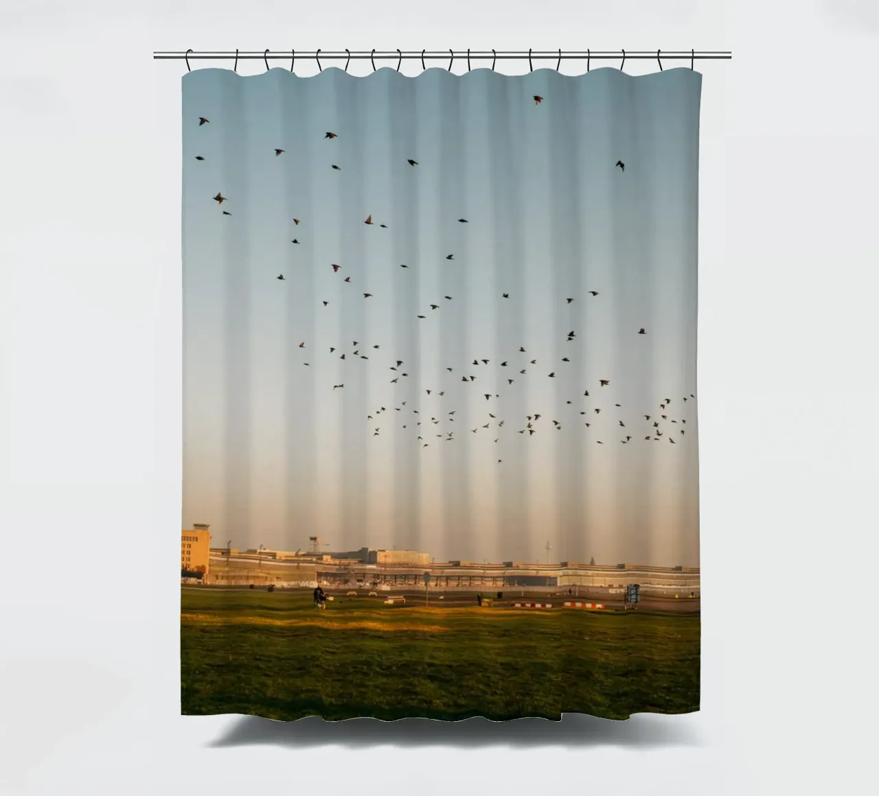 Una mattina d'autunno a Berlino | Tempelhofer Feld tenda da doccia da Bold and Retro