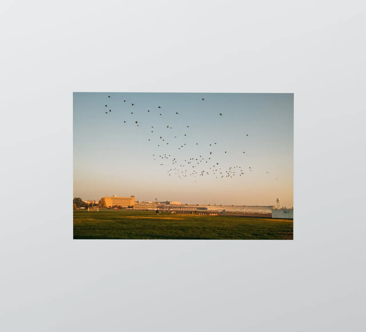 Un matin d'automne à Berlin | Tempelhofer Feld autocollant de Bold and Retro