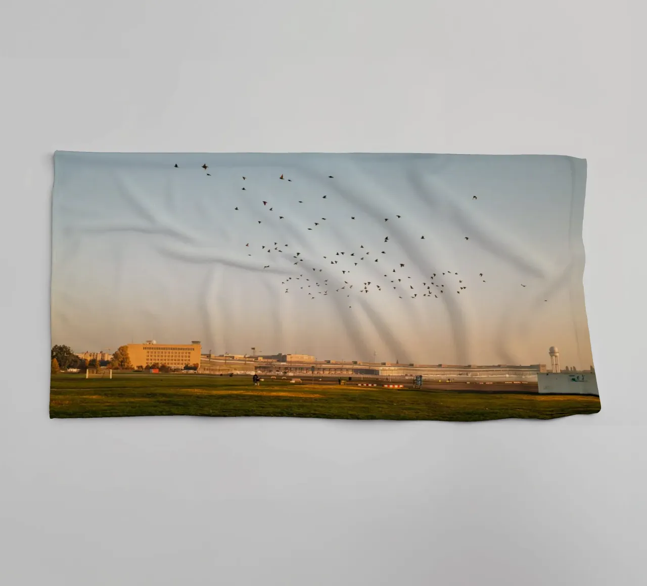 Una mattina d'autunno a Berlino | Tempelhofer Feld asciugamano da bagno da Bold and Retro
