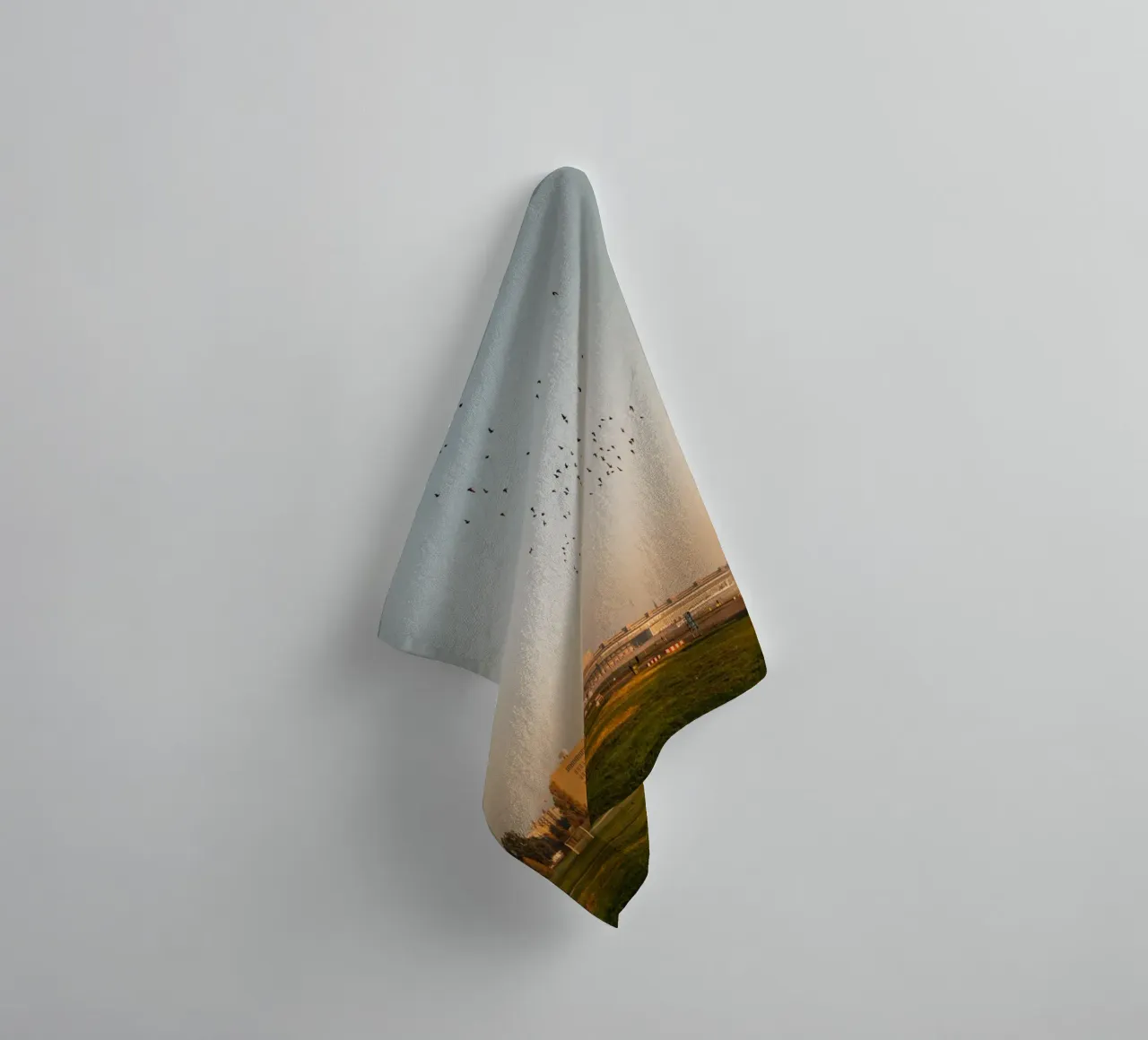 Una mattina d'autunno a Berlino | Tempelhofer Feld asciugamano da bagno da Bold and Retro