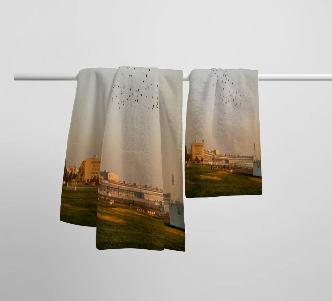 Una mattina d'autunno a Berlino | Tempelhofer Feld asciugamano da bagno da Bold and Retro