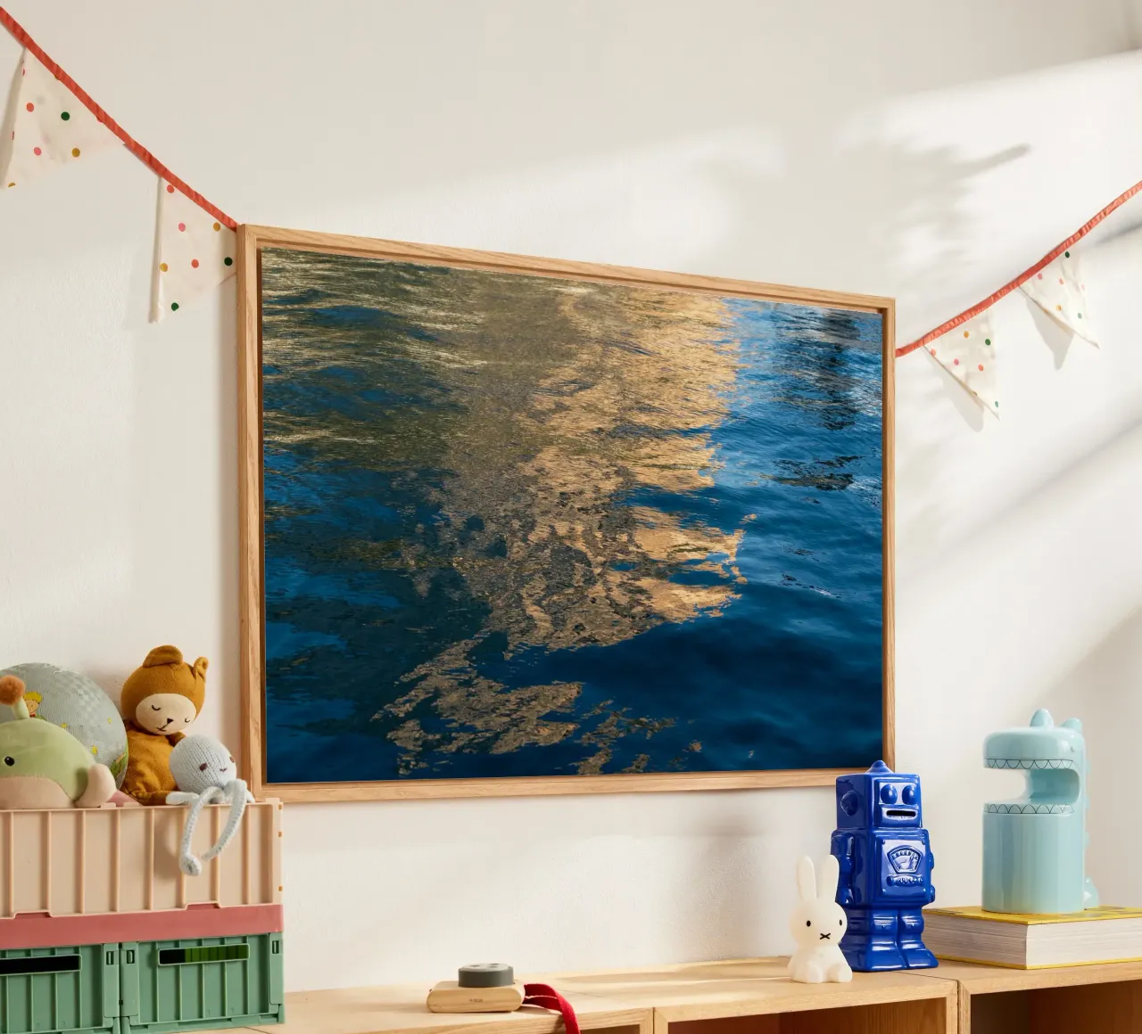 Riflessi giallo oro in acqua di mare blu plexiglass da Adriana Mueller