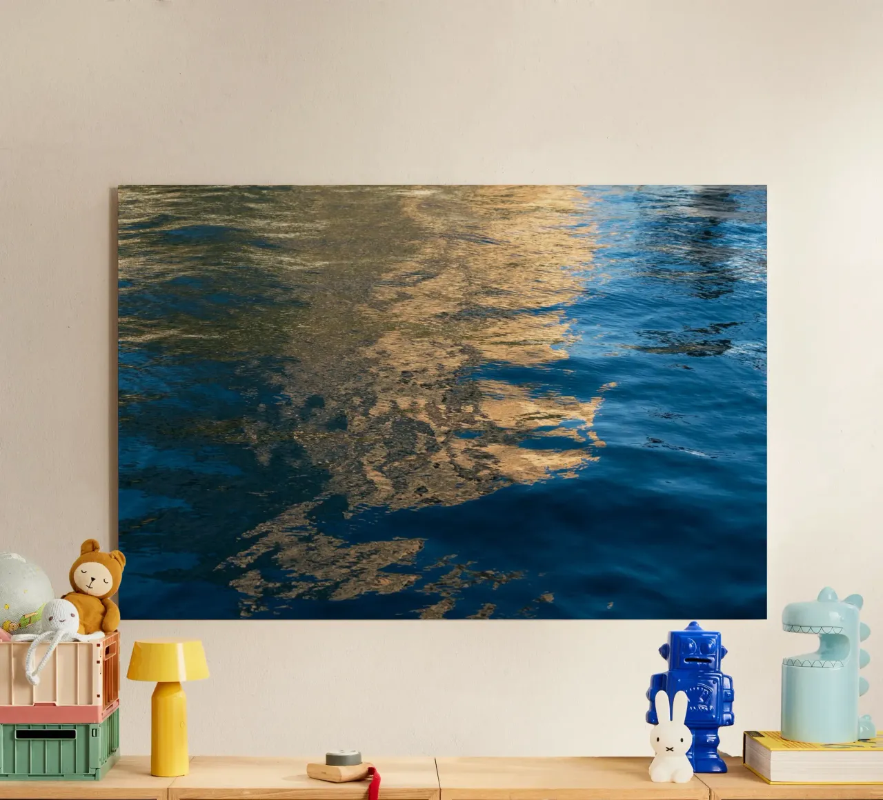 Riflessi giallo oro in acqua di mare blu plexiglass da Adriana Mueller