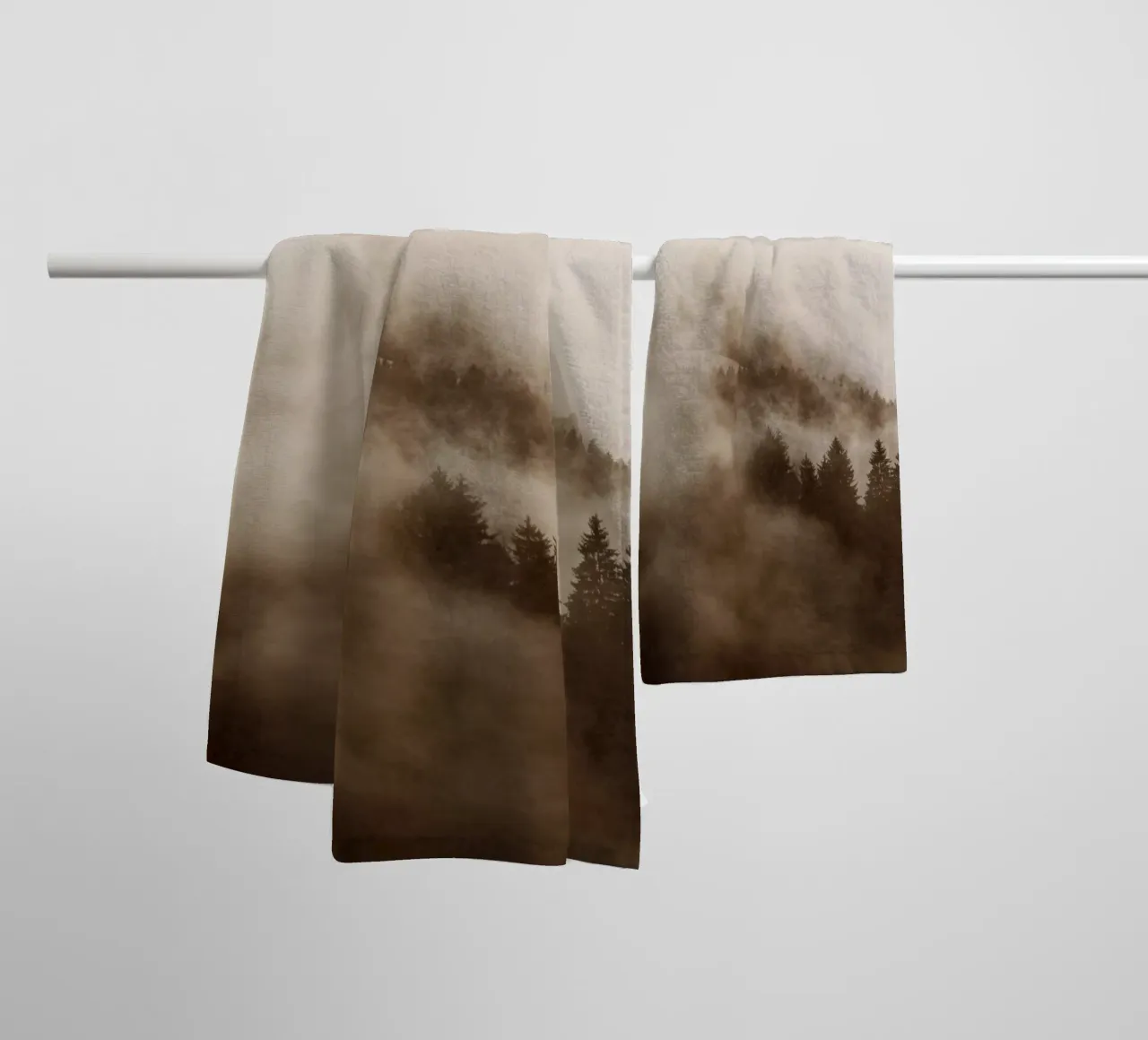 hued foggy forests asciugamano da bagno da Studio Nahili