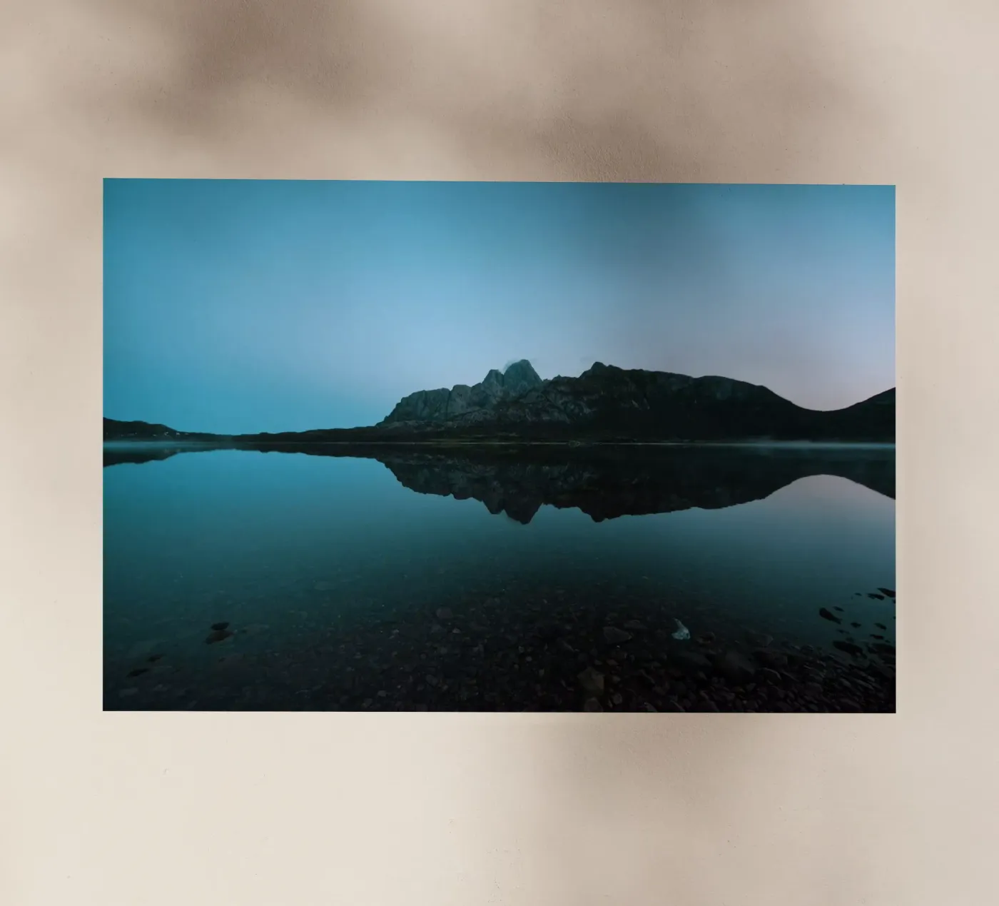 Mountain Reflection Backlit Folie von Fjöllart