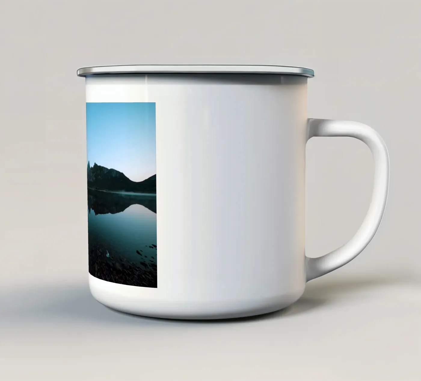Mountain Reflection emaille mok van Fjöllart