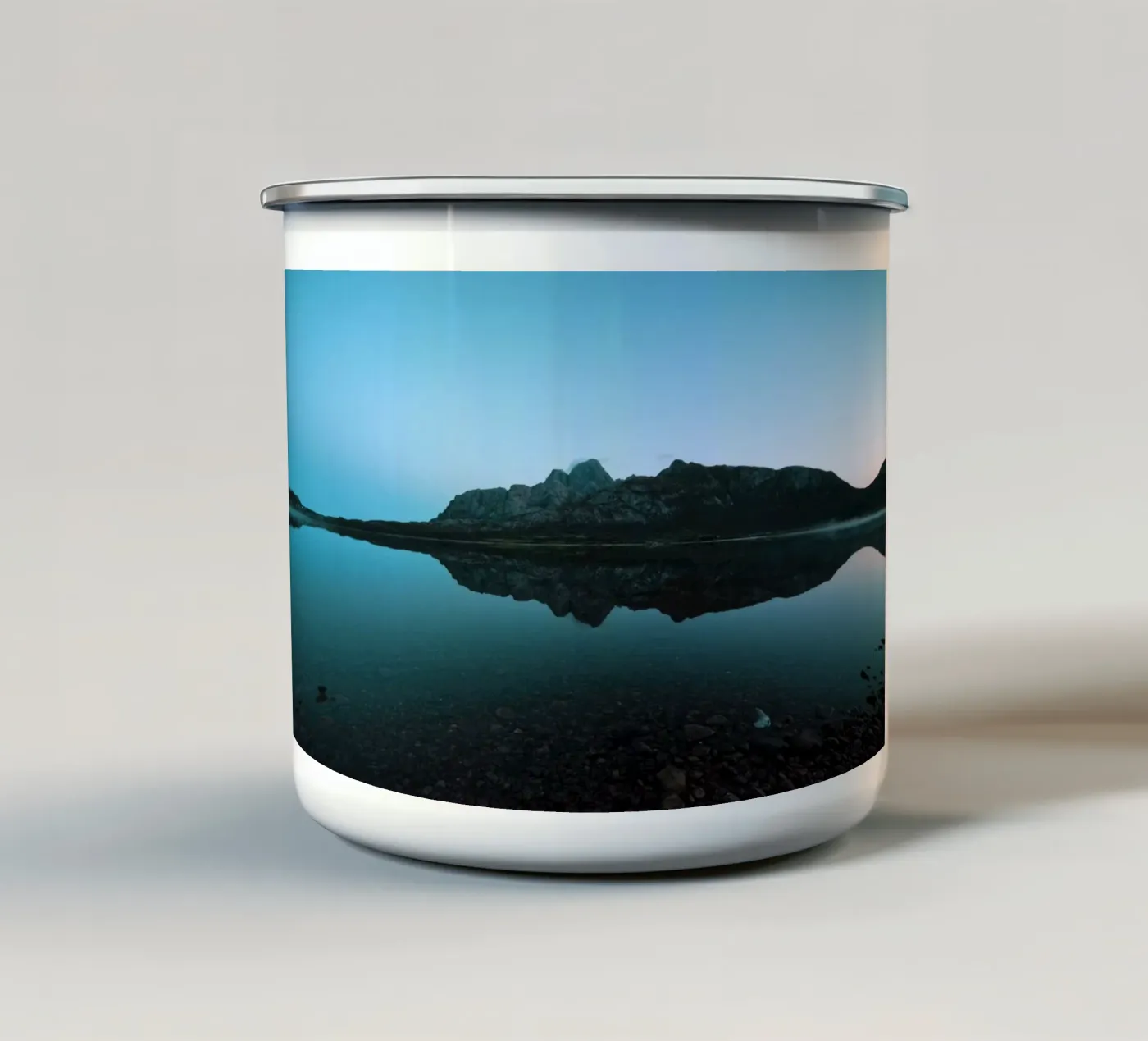 Mountain Reflection emaille mok van Fjöllart