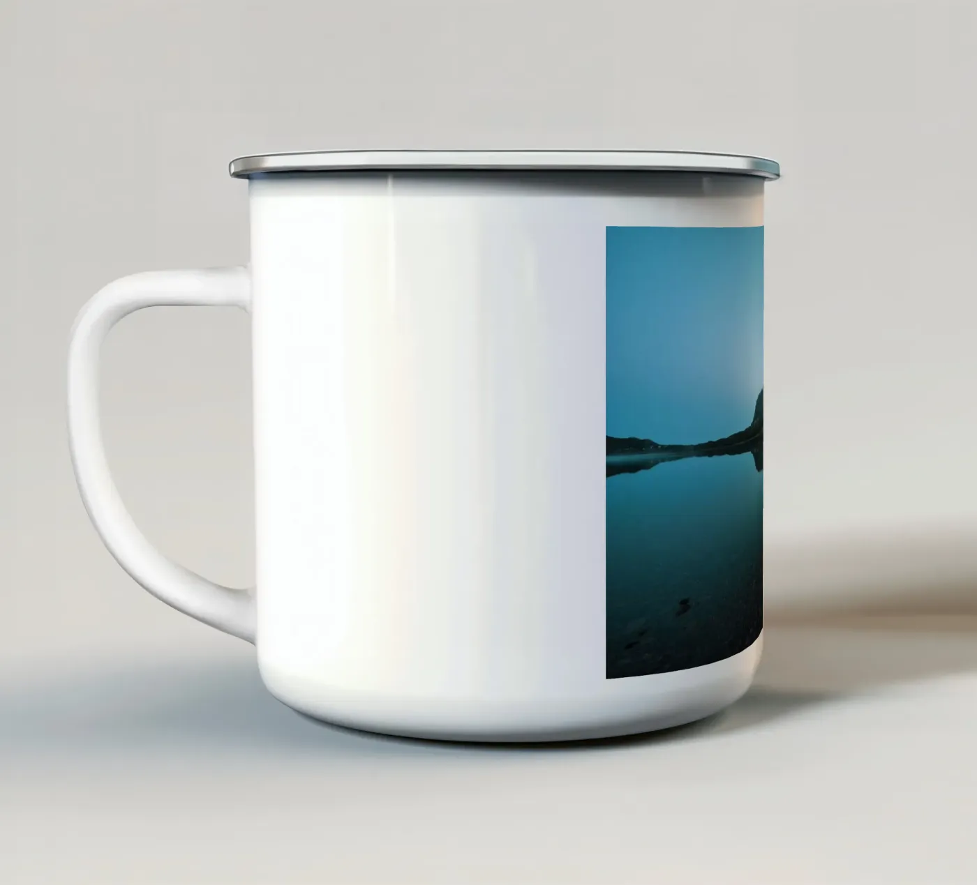 Mountain Reflection emaille mok van Fjöllart