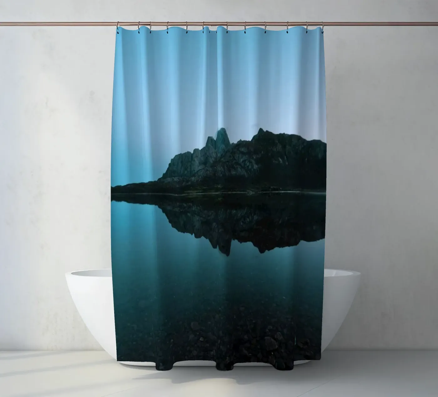 Mountain Reflection Duschvorhang von Fjöllart