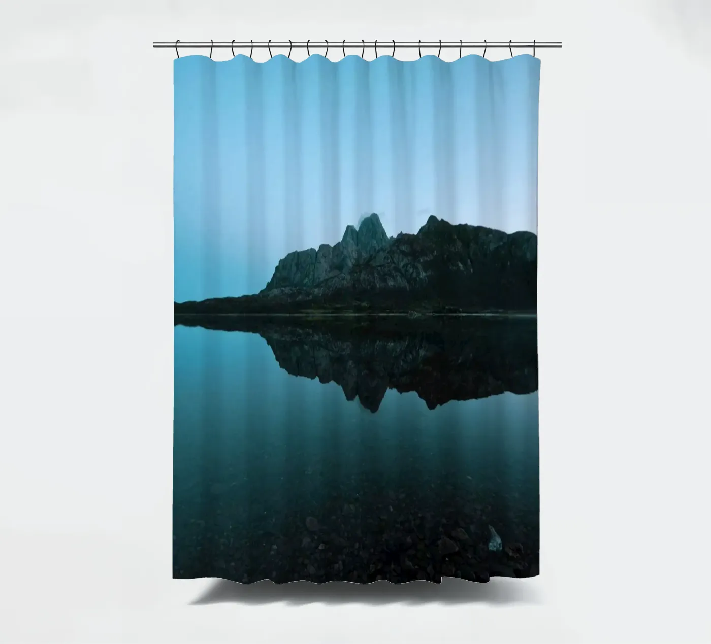 Mountain Reflection Duschvorhang von Fjöllart