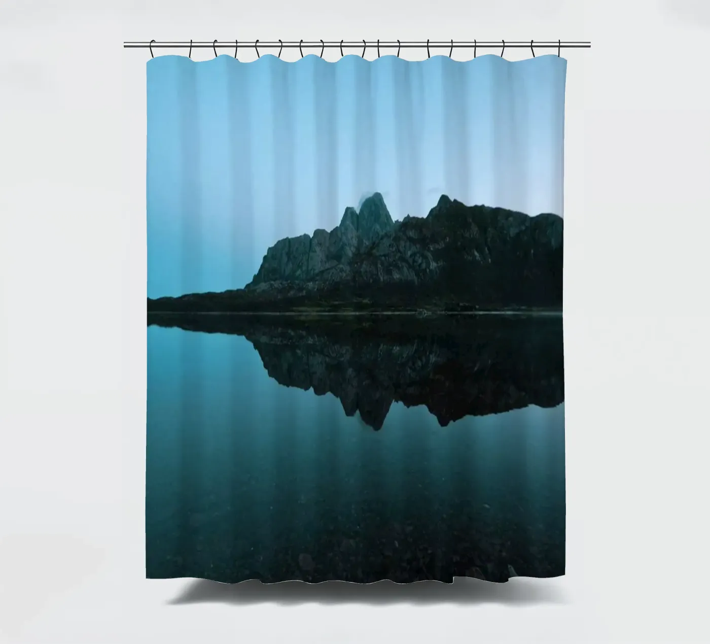 Mountain Reflection Duschvorhang von Fjöllart