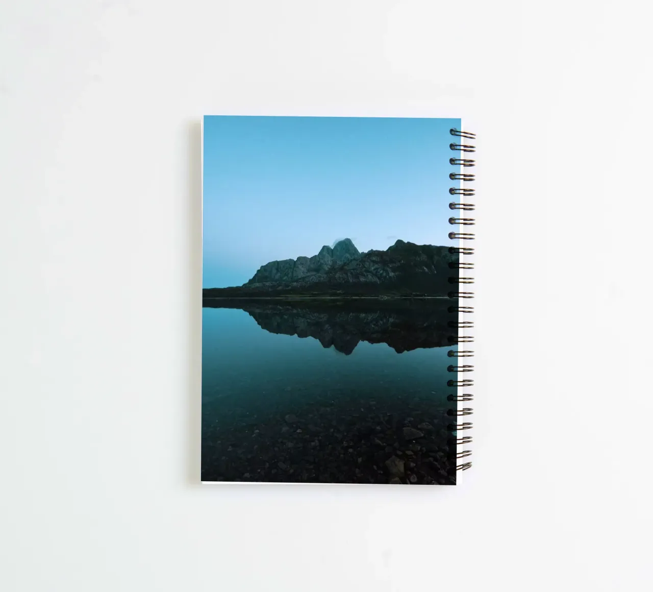 Mountain Reflection cuaderno de espiral de Fjöllart