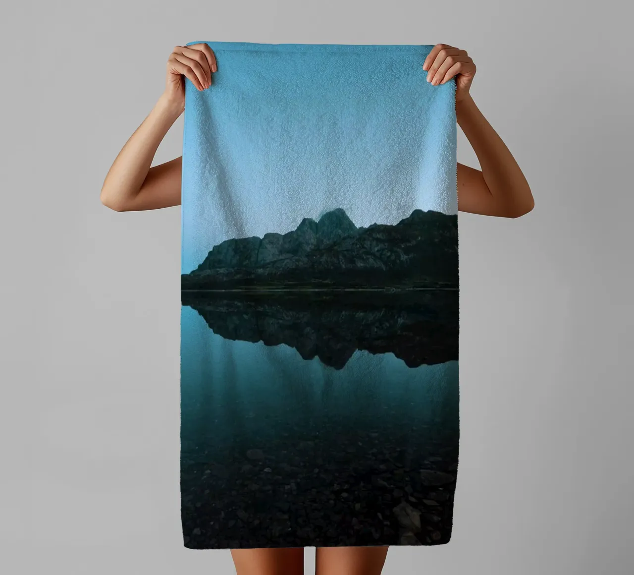 Mountain Reflection towel by Fjöllart