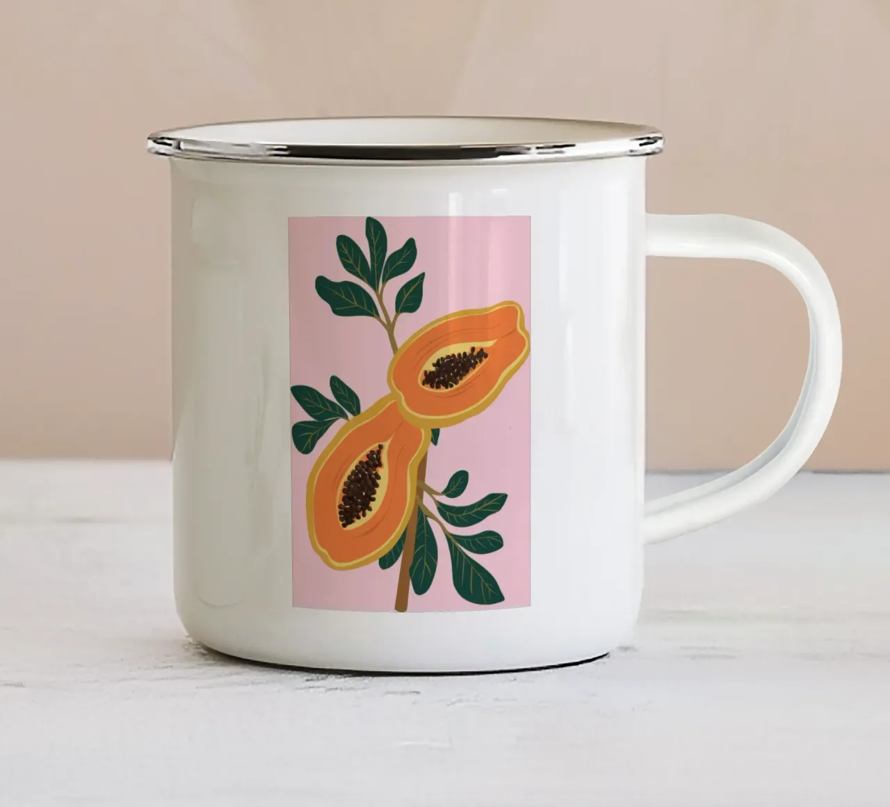 Natura morta di papaya blush tazza in smalto da Sky Velour